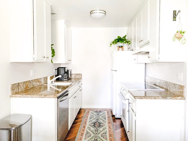 Building Photo - 3080 Lincoln St