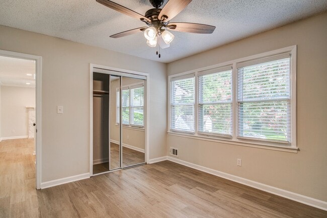 Building Photo - Renovated 4 bed home in Kennesaw w/ Designer Kitchen