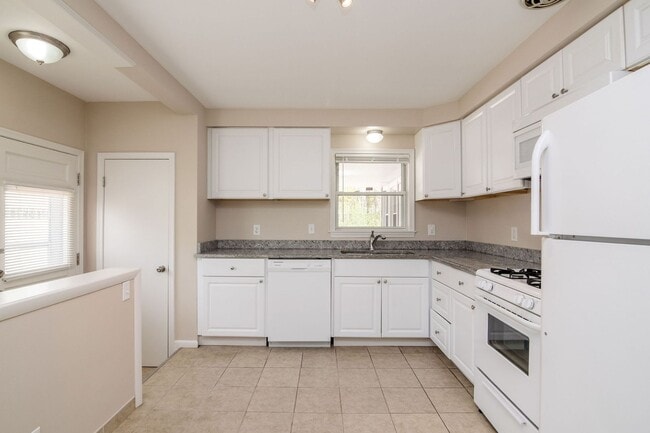 Building Photo - 1427 Woodland Dr