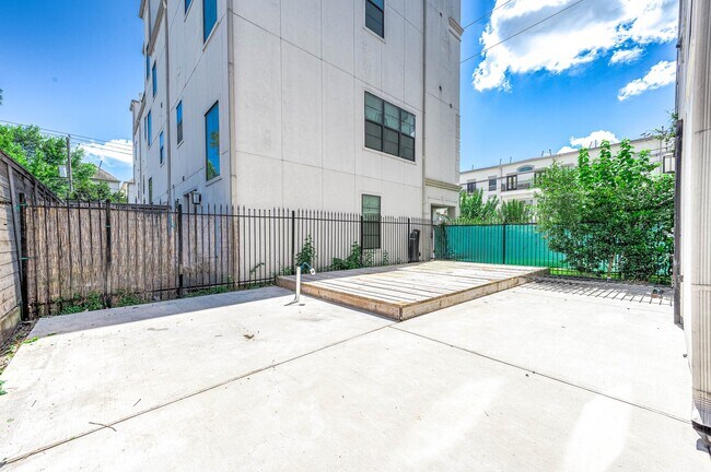 Building Photo - 5733 Winsome Ln