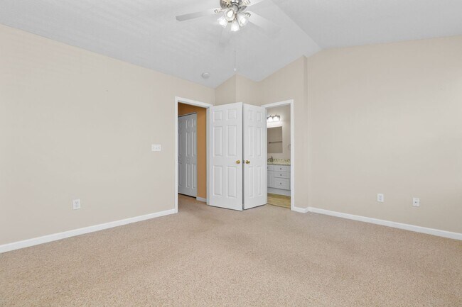 Building Photo - Townhome in The Market Common!