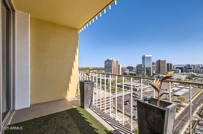 Building Photo - 207 W Clarendon Ave