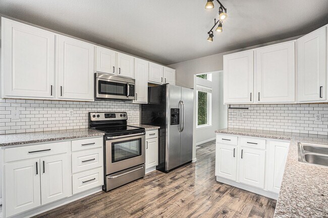 Building Photo - Spacious 4-Bedroom Home with Gourmet Kitch...