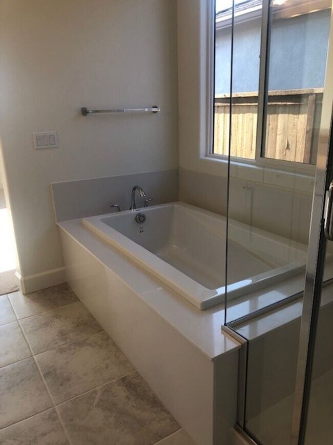 Building Photo - Single Story Stockton Home - Located in We...