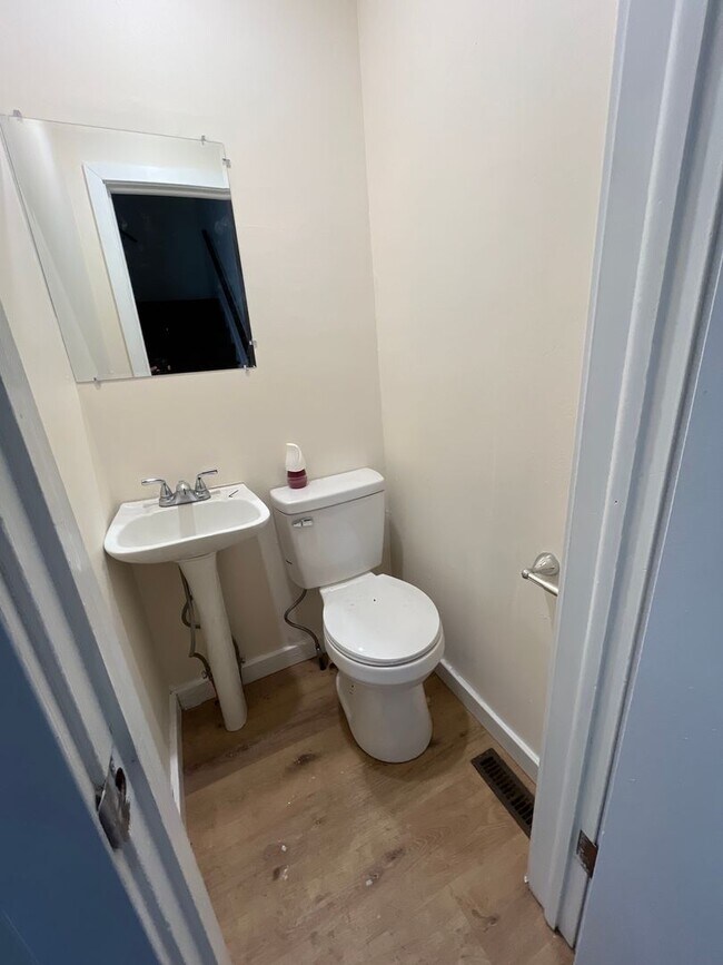 Building Photo - 2 Bed 1.5 bath with ac and off-street parking