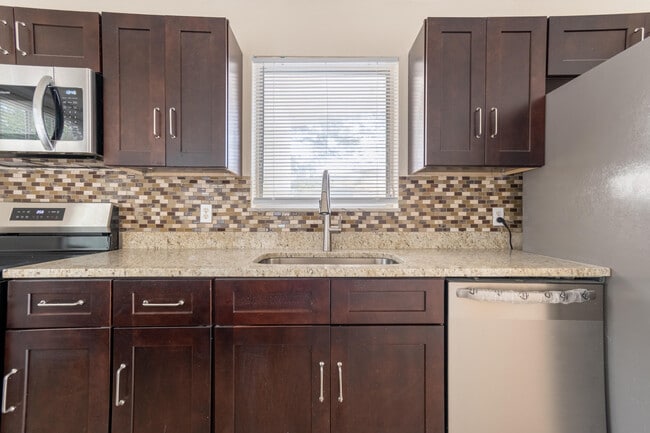 Building Photo - 170 SE Serenata Ct