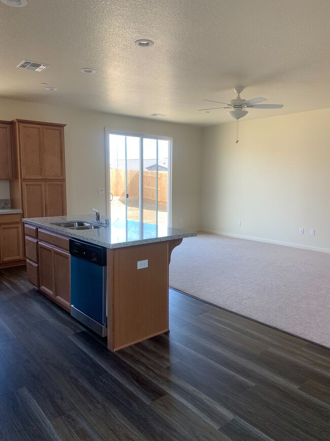 Building Photo - Spacious & Stylish 3 Bed, 2 Bath Home  Des...