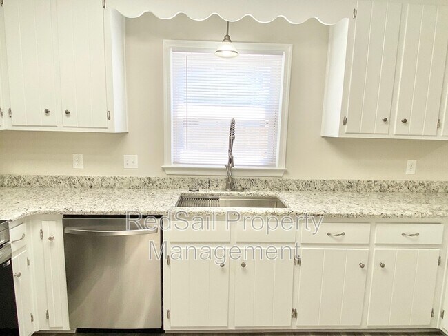 Building Photo - 39 Whites Ln