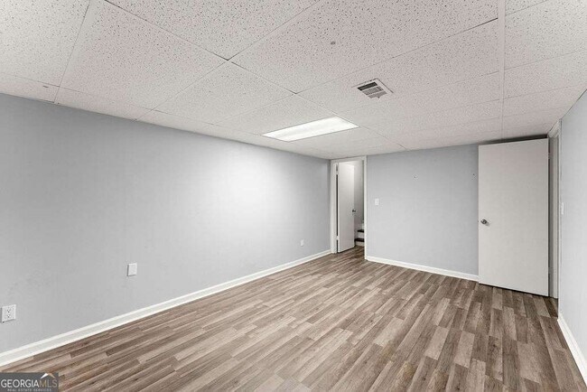 Building Photo - 4035 Thames Dr