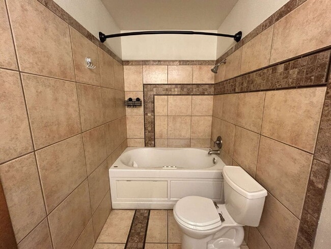 Building Photo - "Charming 2-Bed Townhouse Oasis with 2.5 Baths in Prime Las Vegas Location!"