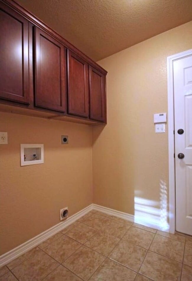 Building Photo - AVAILABLE NOW!