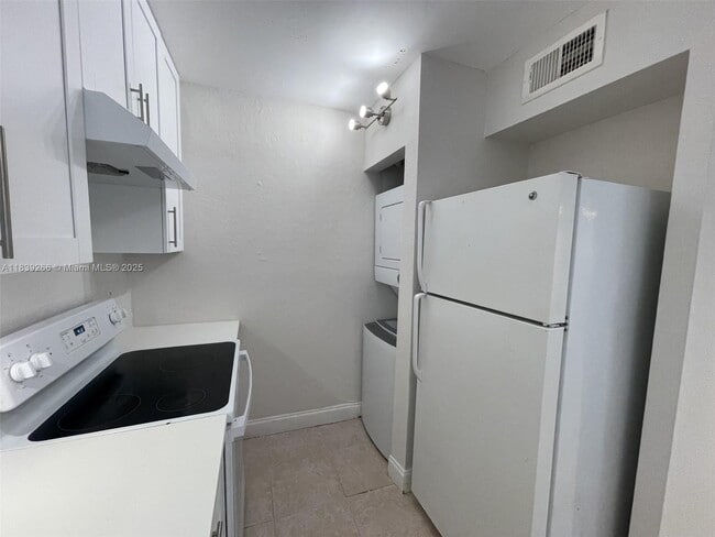 Building Photo - 2624 Riverside Dr