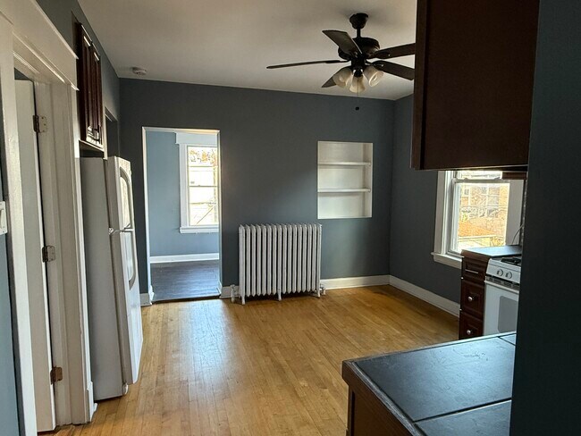 Building Photo - 4112 W Wellington Ave