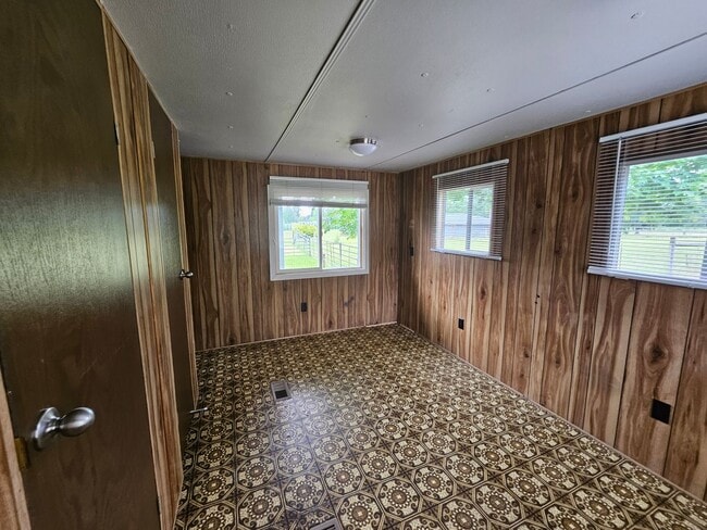 Building Photo - Charming 3BR/1BA in Eagle Creek – W/D, Yar...