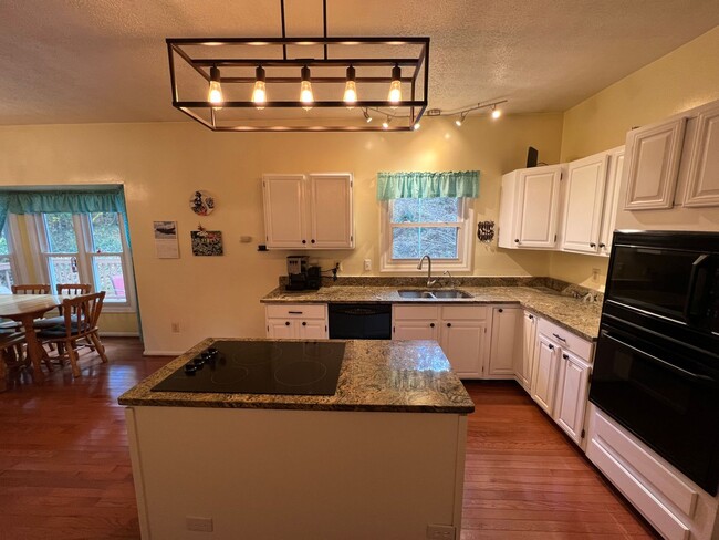 Building Photo - Spectacular 3 Bed 3.5 Bath Brick Home in Scenic Riverview Estates