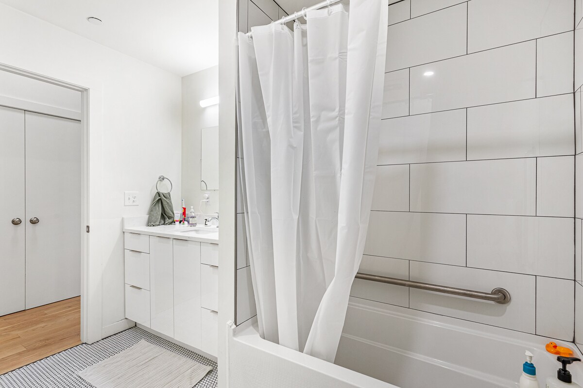 Building Photo - 123 Friendship St