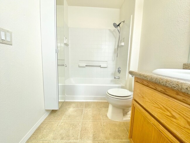 Building Photo - GORGEOUS 2 BEDROOM 2 BATH UPSTAIRS UNIT.