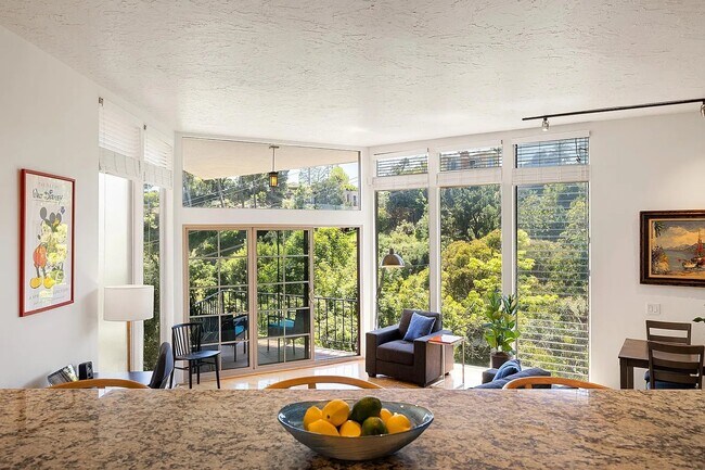 Building Photo - 7038 Pacific View Dr