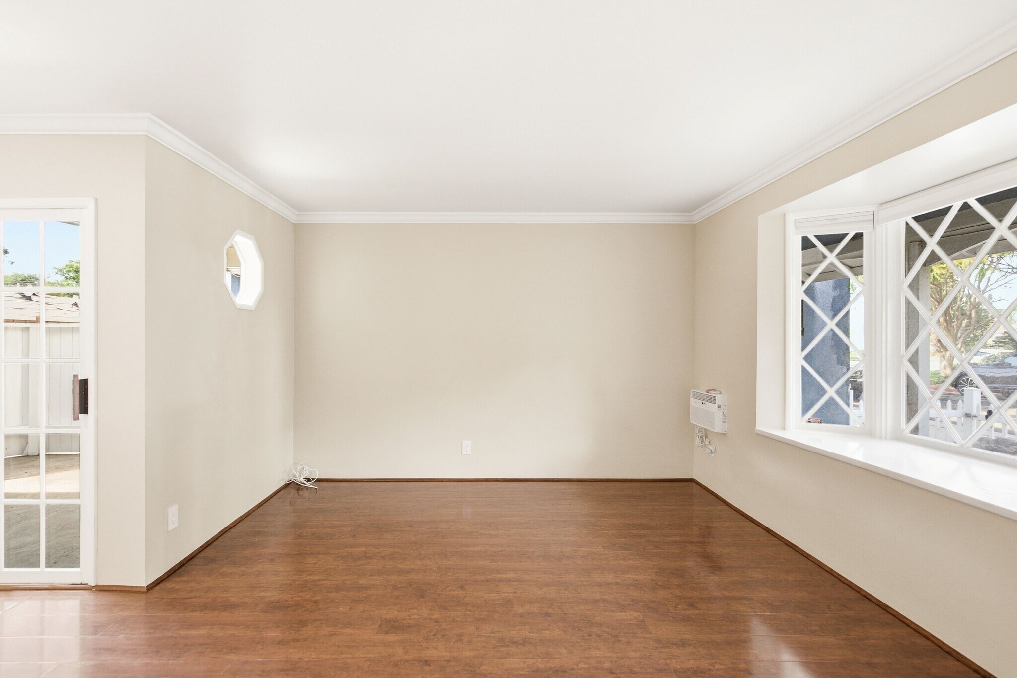 Building Photo - 12334 Moorpark St