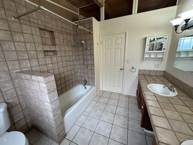 Building Photo - 2 bedroom 1.5 bath house