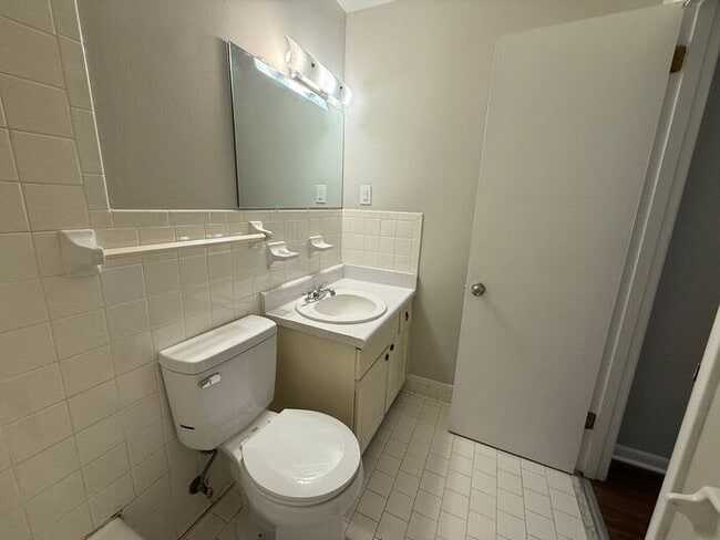 Building Photo - 2 Bedroom Unit was recently renovated. Live walking distance from the downtown square or steps fr...
