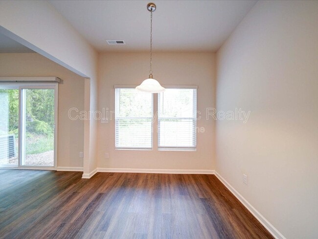 Building Photo - 916 S Battleground Ave