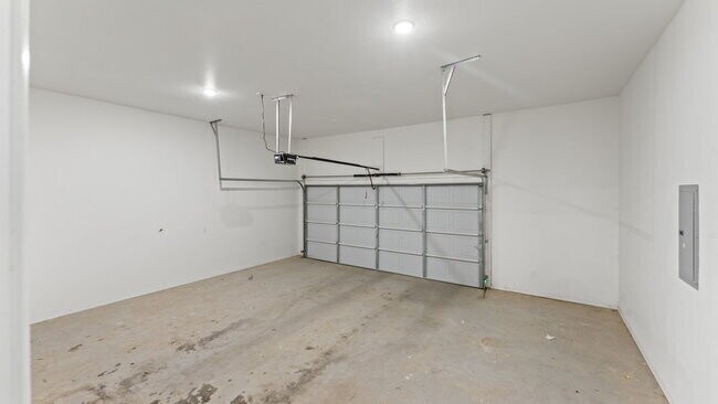 Building Photo - "Spacious 4-Bedroom Duplex with 4.5 Baths ...