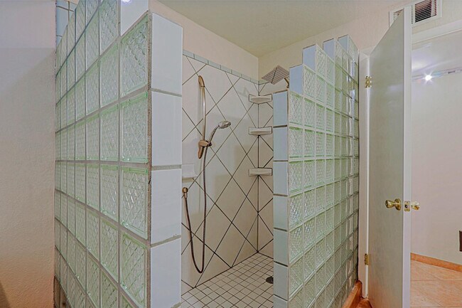 Building Photo - 6203 N 12th Pl