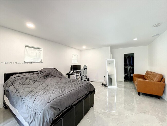 Building Photo - 1751 SW 30th Pl