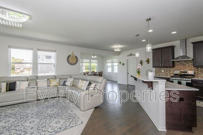 Building Photo - W242N5663 Simona Dr