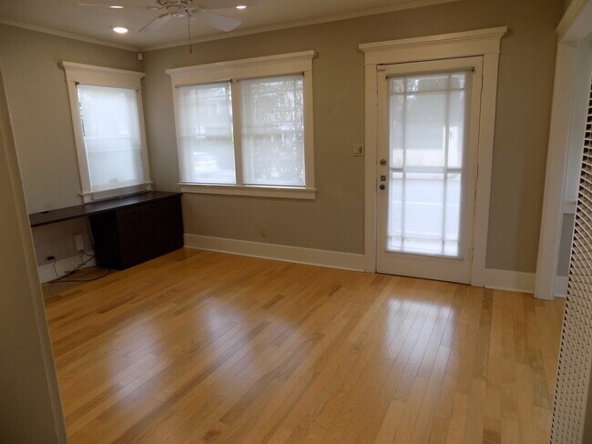Building Photo - R0463