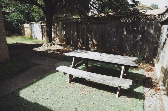 Building Photo - 9906 Hundred Oaks Cir