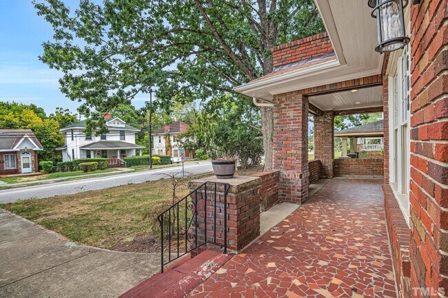 Front covered and uncovered patio - 1608 Fayetteville St