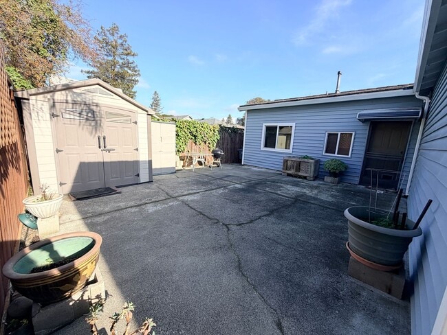 Building Photo - Charming One-Bedroom Near Downtown Petaluma – Utilities Included