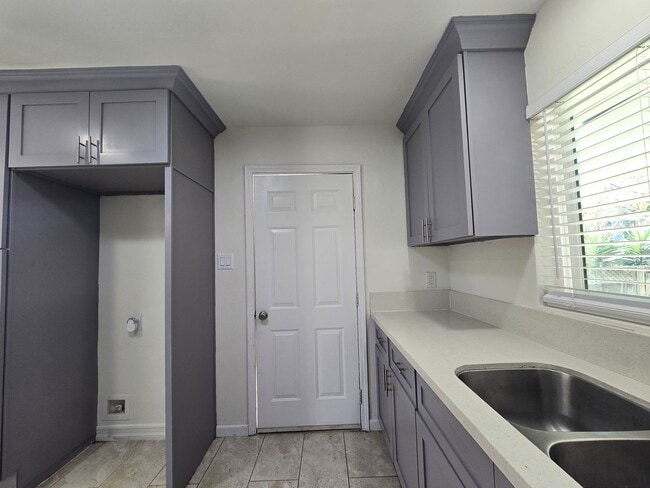 Building Photo - 3 Bed Home + Studio with Large Yard & Ample Parking Near Downtown Vista