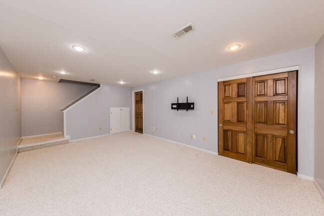 Building Photo - 5558 Parker Hill Ln