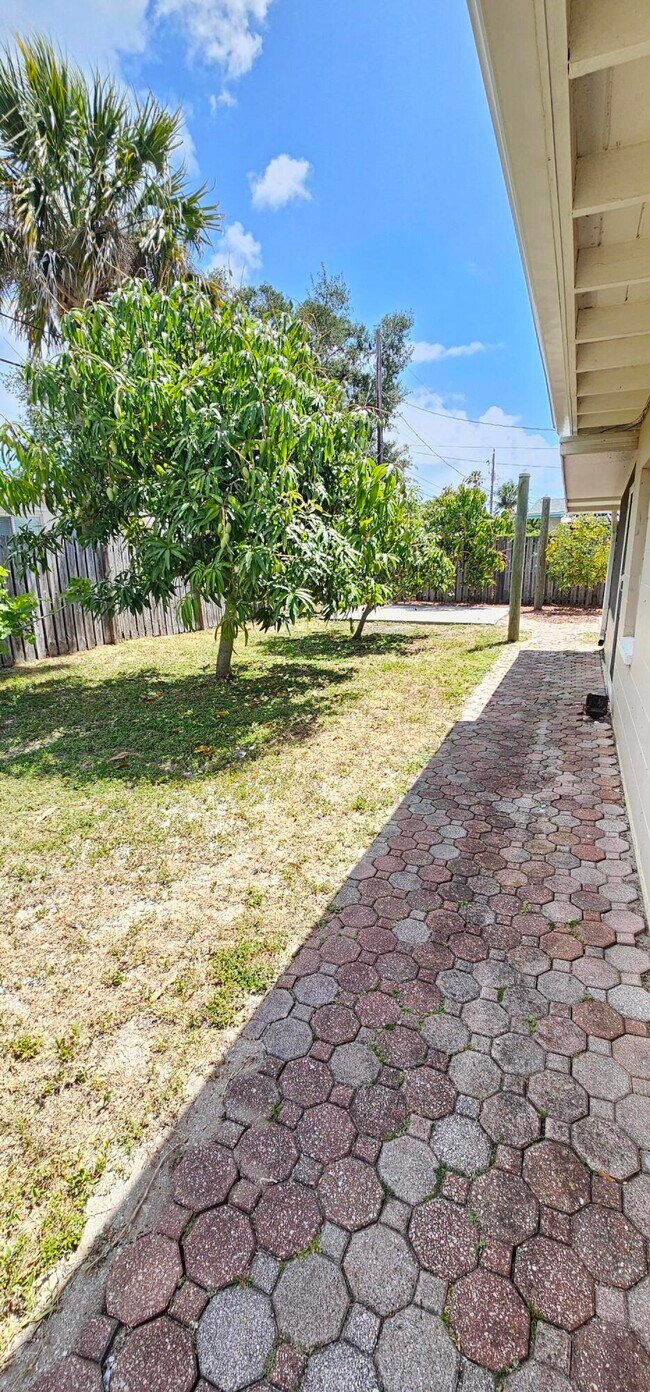 Building Photo - 1380 Floral Ln