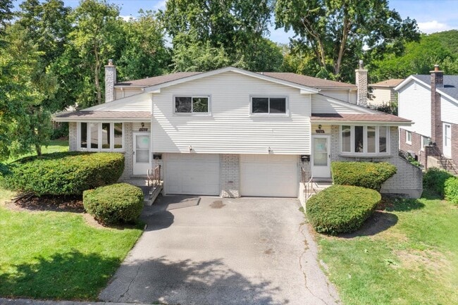 Primary Photo - 1702 N Drury Ln