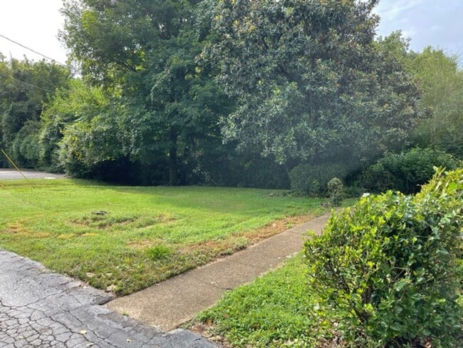 Building Photo - 4 bd 2 ba including a basement apartment in a great East Nashville location