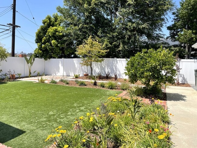 Building Photo - Charming updated 3-bedroom home with a/c near Victor Park