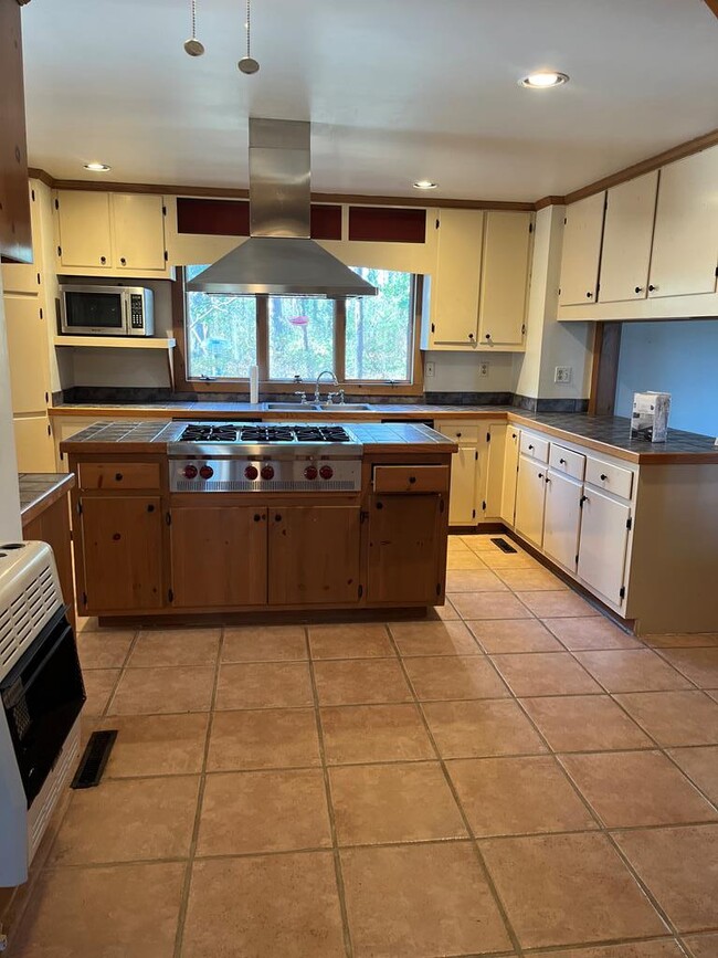 Building Photo - 9077 Henderson Ln