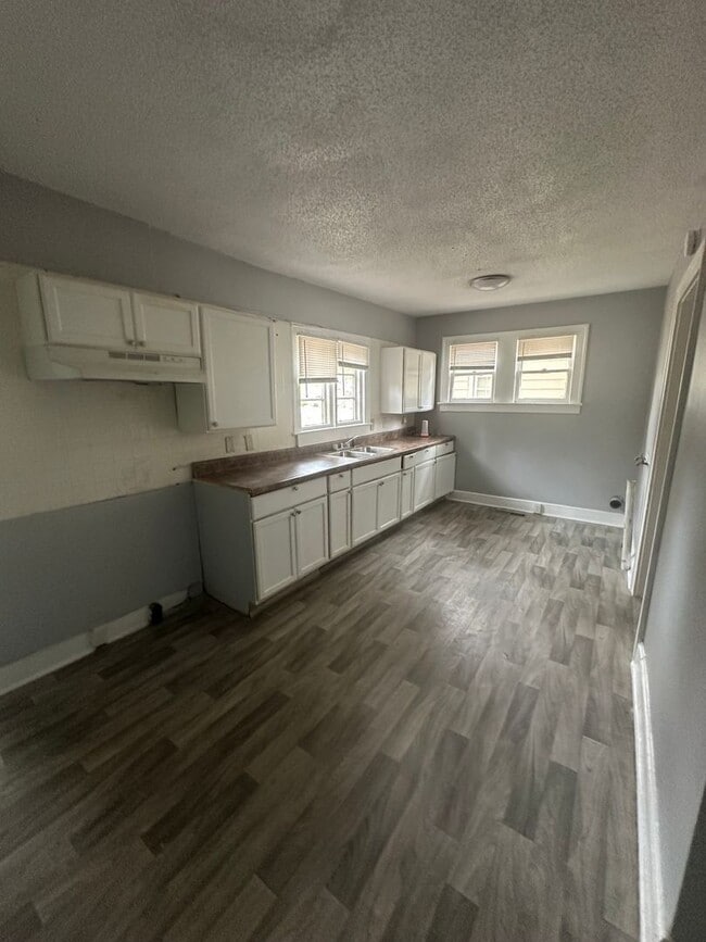 Building Photo - 3 bedroom 1 bath cozy home!