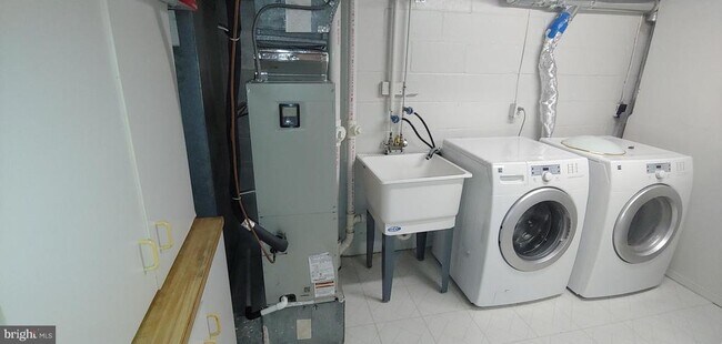 Building Photo - 9 Hamlet Dr