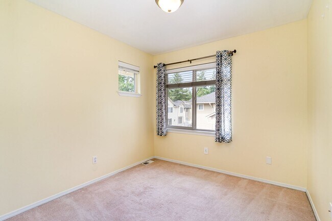 Building Photo - Available Now – Spacious 3-Bedroom Townhom...