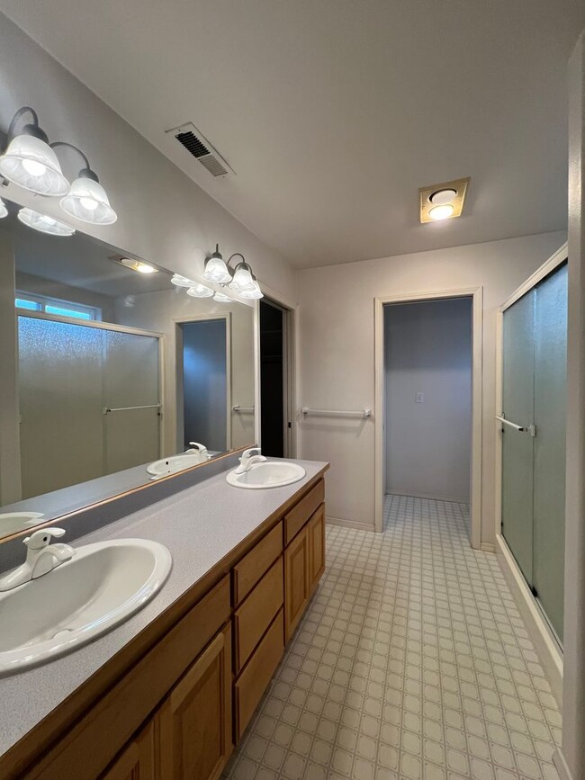 Building Photo - Open Concept Living Close to Downtown Gran...