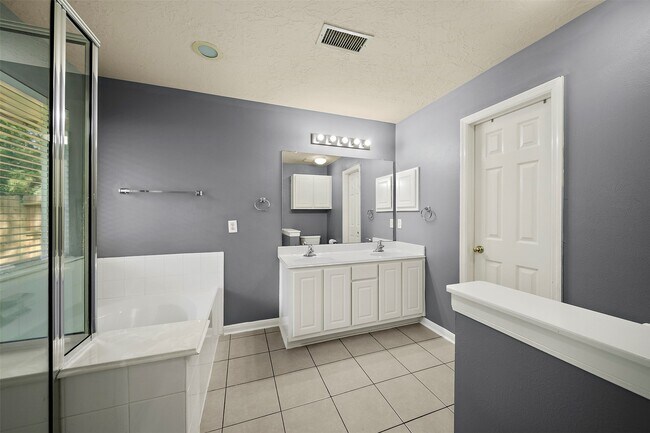 Building Photo - 10 S Willow Point Cir