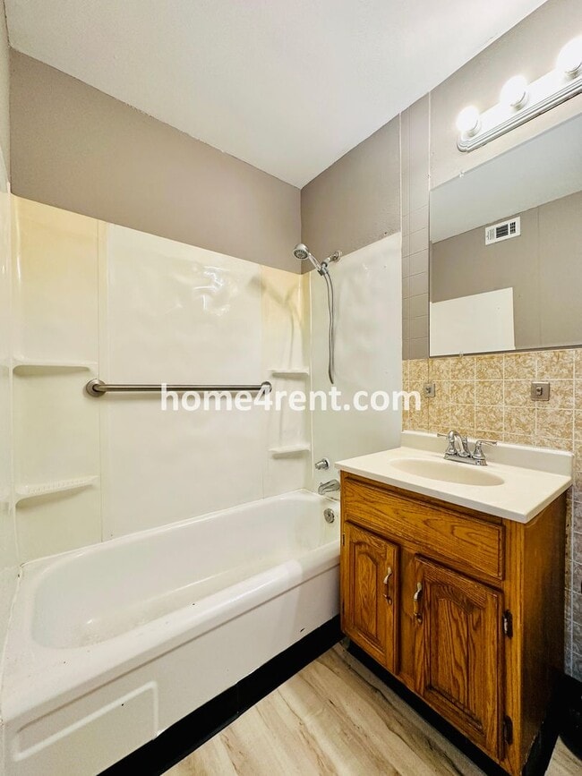 Building Photo - Two Bedroom Ranch Style Duplex Home in Grandview - Featuring Plenty of Natural Light, Fenced Yard...