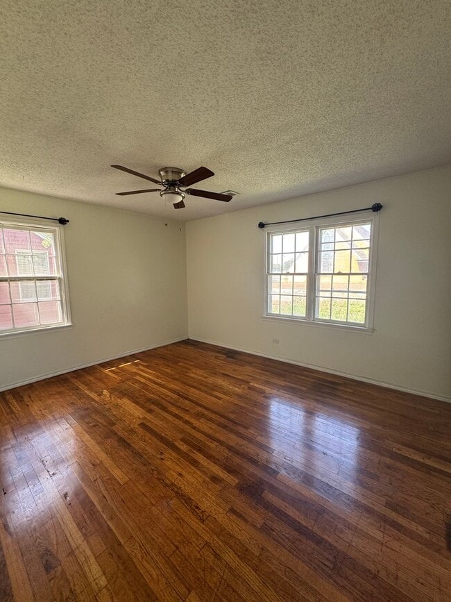 Building Photo - Cottage style house 2bedroom 1bathroom wit...