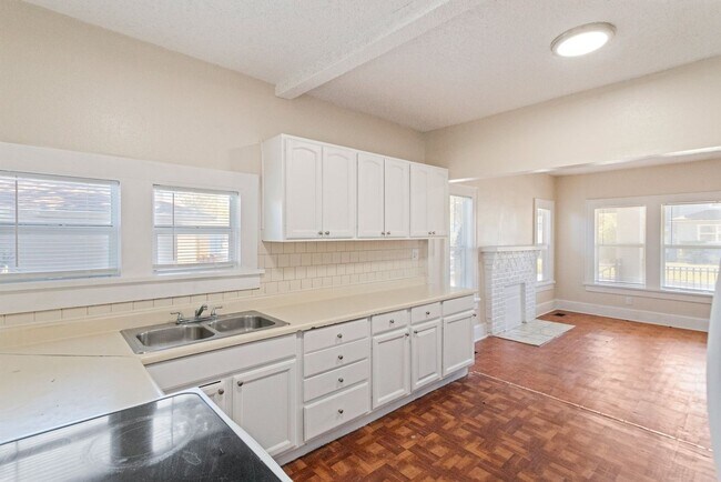 Building Photo - Cute 2bdrm/1bath Bungalo ** Section 8 OK ** Ready March 15