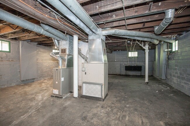 Building Photo - 364 E 161st St